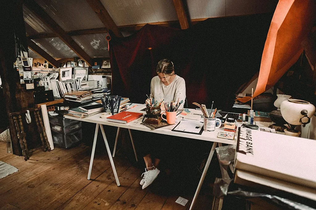 Artiste travaillant dans un atelier minimaliste – réflexion sur la marque d’artiste contemporaine