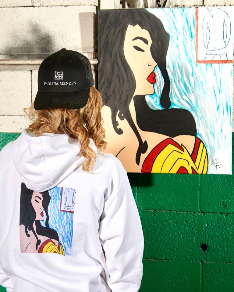 Artiste peintre contemporaine à Paris travaillant face à une toile dans son atelier – Paolina Mendes